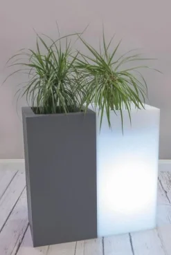 Biała donica Tower Pot z oświetleniem