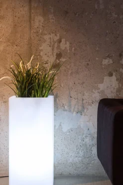 Biała donica Tower Pot z oświetleniem