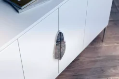 Biała komoda Skandica MERLIN ze srebrnymi dodatkami