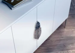 Biała komoda Skandica MERLIN ze srebrnymi dodatkami