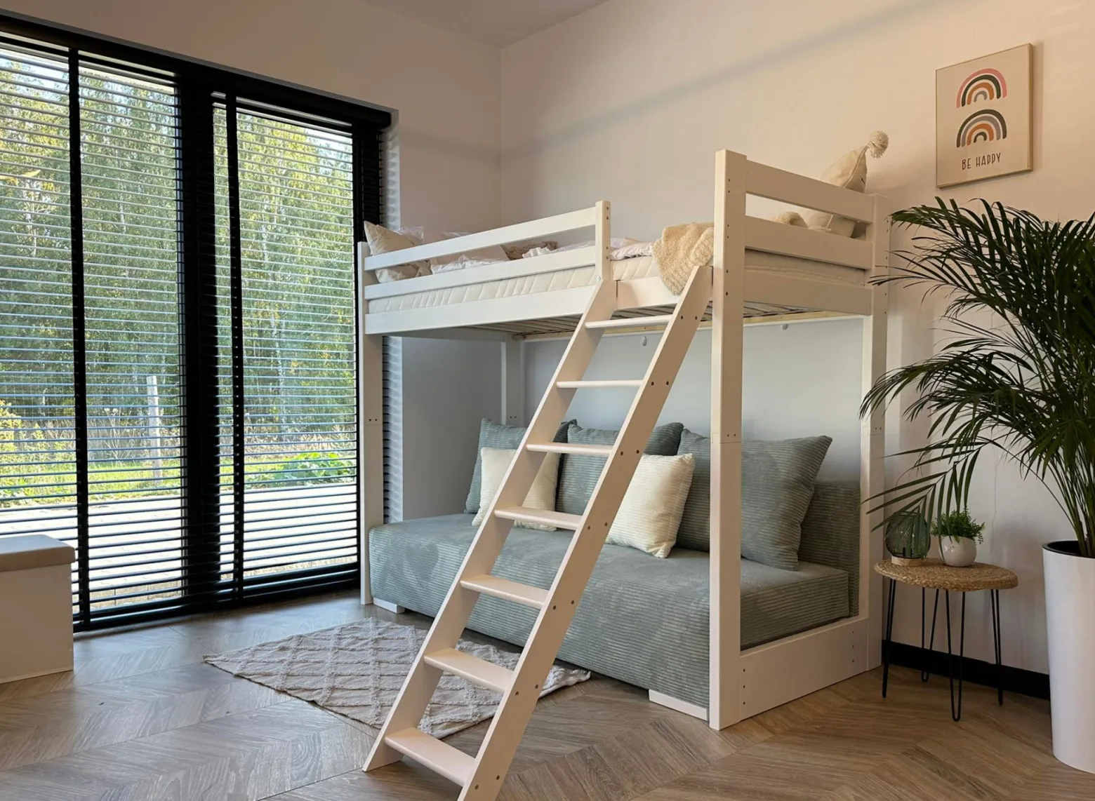 Białe łóżko antresola SOFINO 90x200/140x200 z rozkładaną szarą sofą