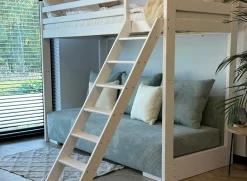 Białe łóżko antresola SOFINO 90x200/140x200 z rozkładaną szarą sofą
