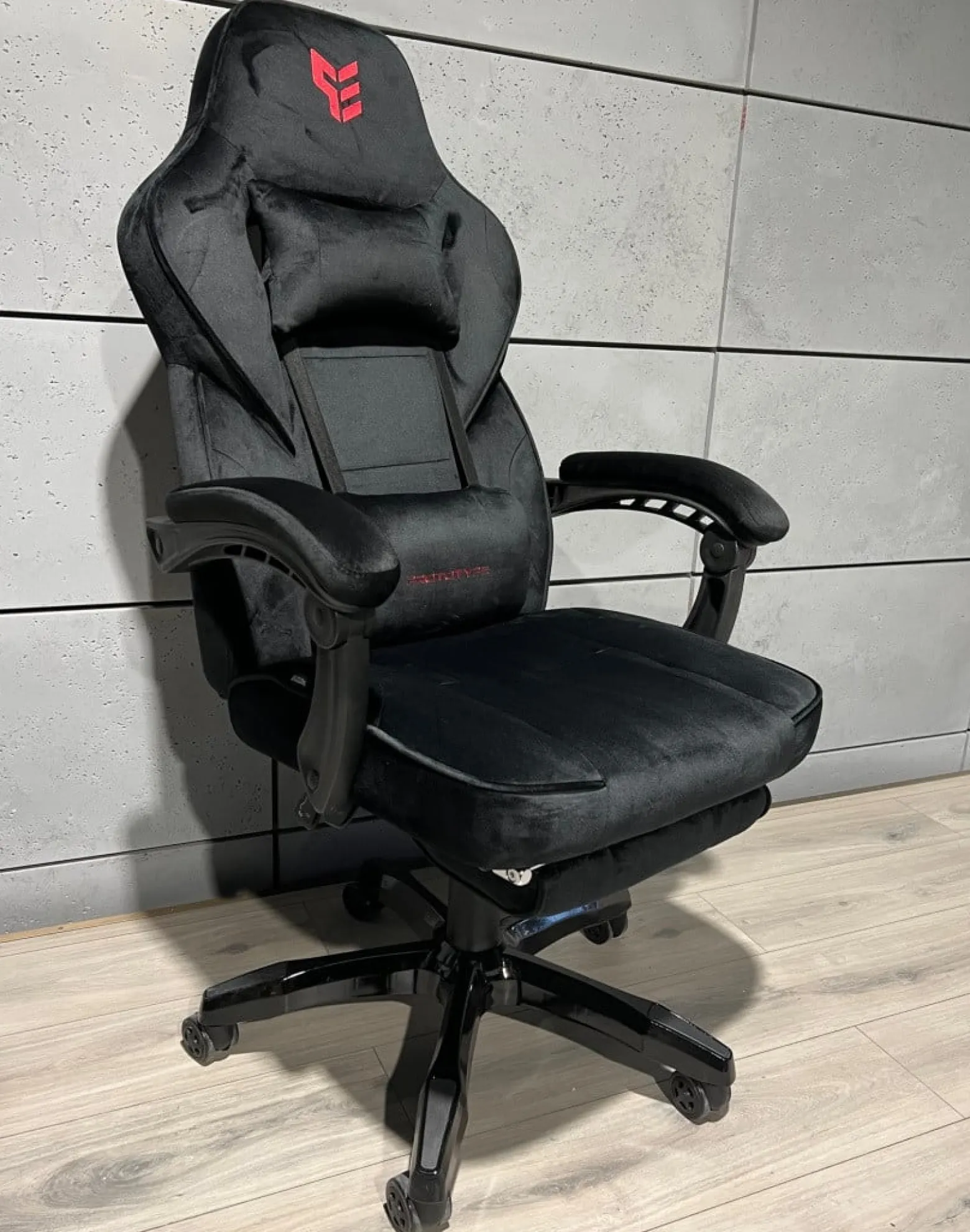 Fotel obrotowy do biurka TITAN BLACK ALCANTARA PRO