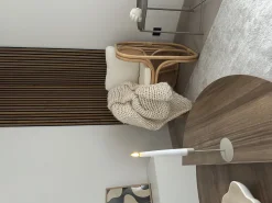 Fotel z naturalnego rattanu i beżowej tkaniny