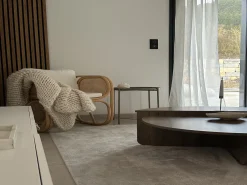 Fotel z naturalnego rattanu i beżowej tkaniny