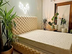 Łóżko Styl Chesterfield Figo Extra Szare Stelaż Drewno 140