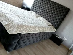 Łóżko Styl Chesterfield Figo Extra Czarne Stelaż Drewno 180