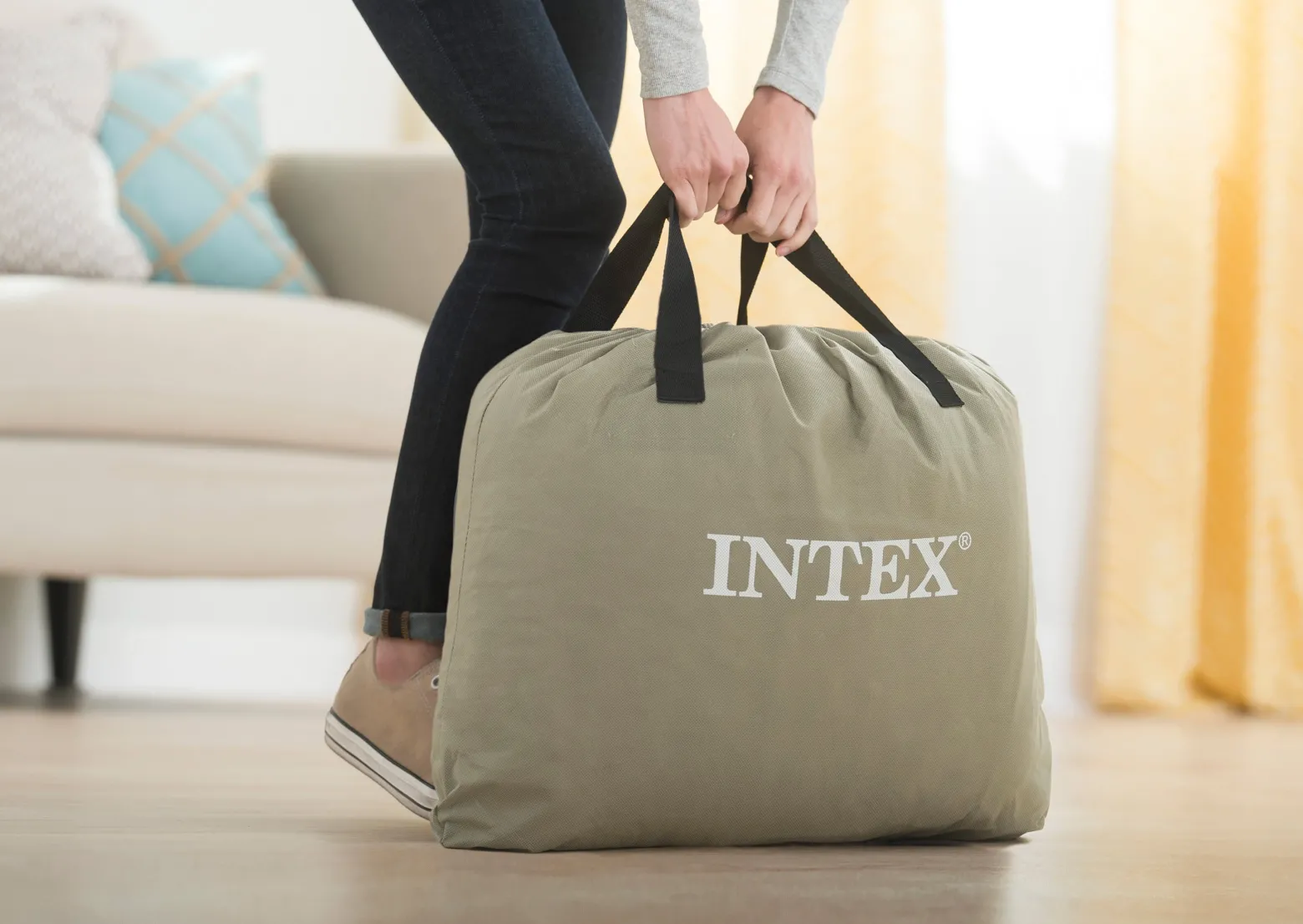 Materac dmuchany Intex dwuosobowy z wbudowaną pompką 203x152x33 cm