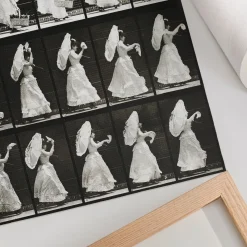 Nowoczesne plakaty A4 Kobieta machająca chusteczką (1887) E. Muybridge’a