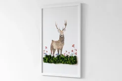 Obraz z mchem - Jeleń wśród kwiatów 40x60 cm Biała Rama