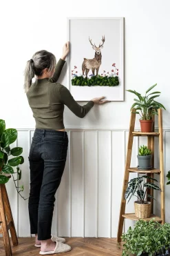 Obraz z mchem - Jeleń wśród kwiatów 40x60 cm Biała Rama