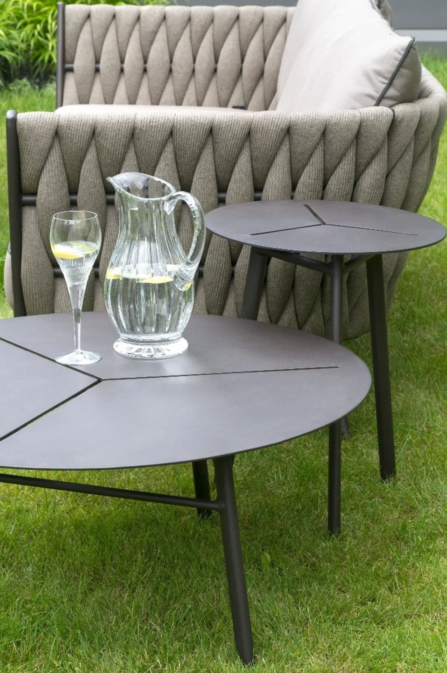 Stolik kawowy Kampala czarny 80x80x35 cm Miloo Home