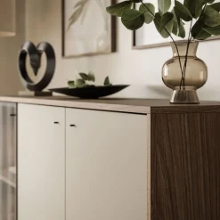 Trzydrzwiowa komoda ISA 3D z oświetleniem LED na wysokich nóżkach